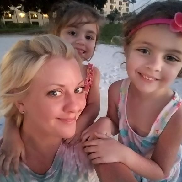 Meet your Posher, Nicole - Picture 1 of 1